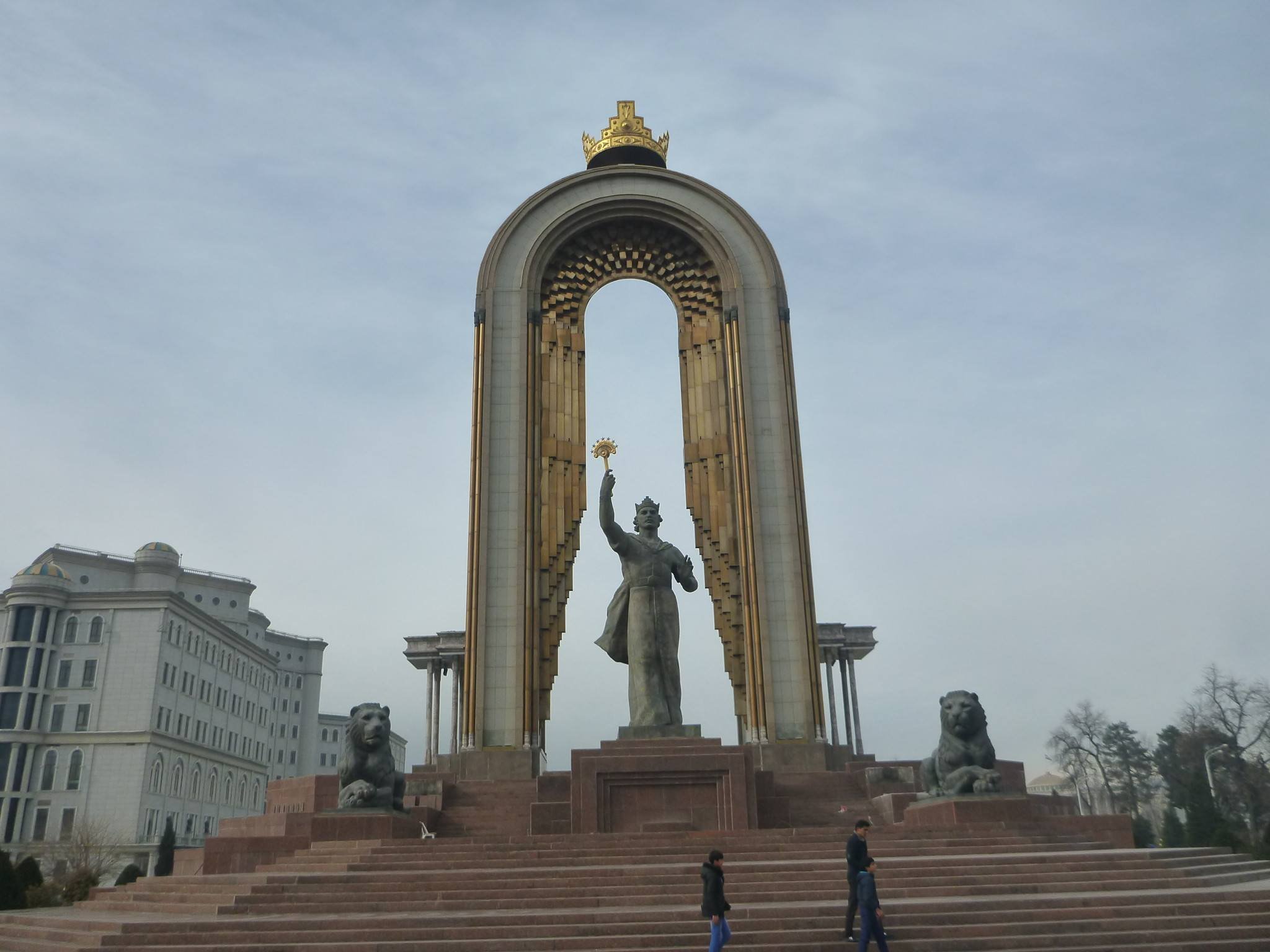 Душанбе. Статуя Сомони в Душанбе. Памятник Самани 2023. Памятник Сомони.