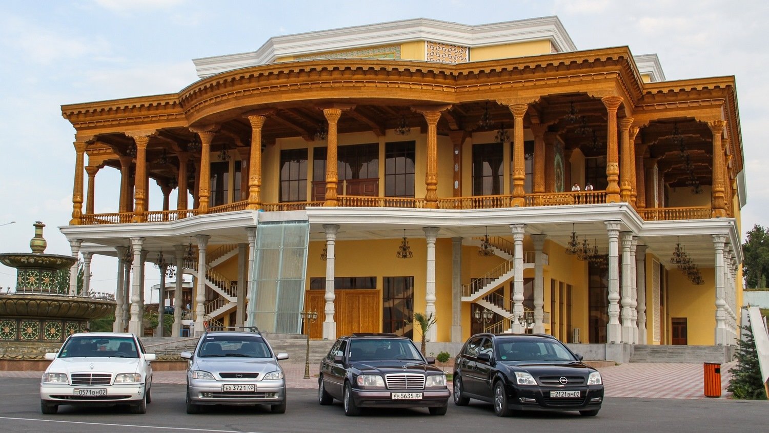 Чайхана исфара. Дворец арбоб в Худжанде. Таджикистан Чайхана арбоб. Дворец арбоб в Таджикистане. Худжанд арбоб музей.