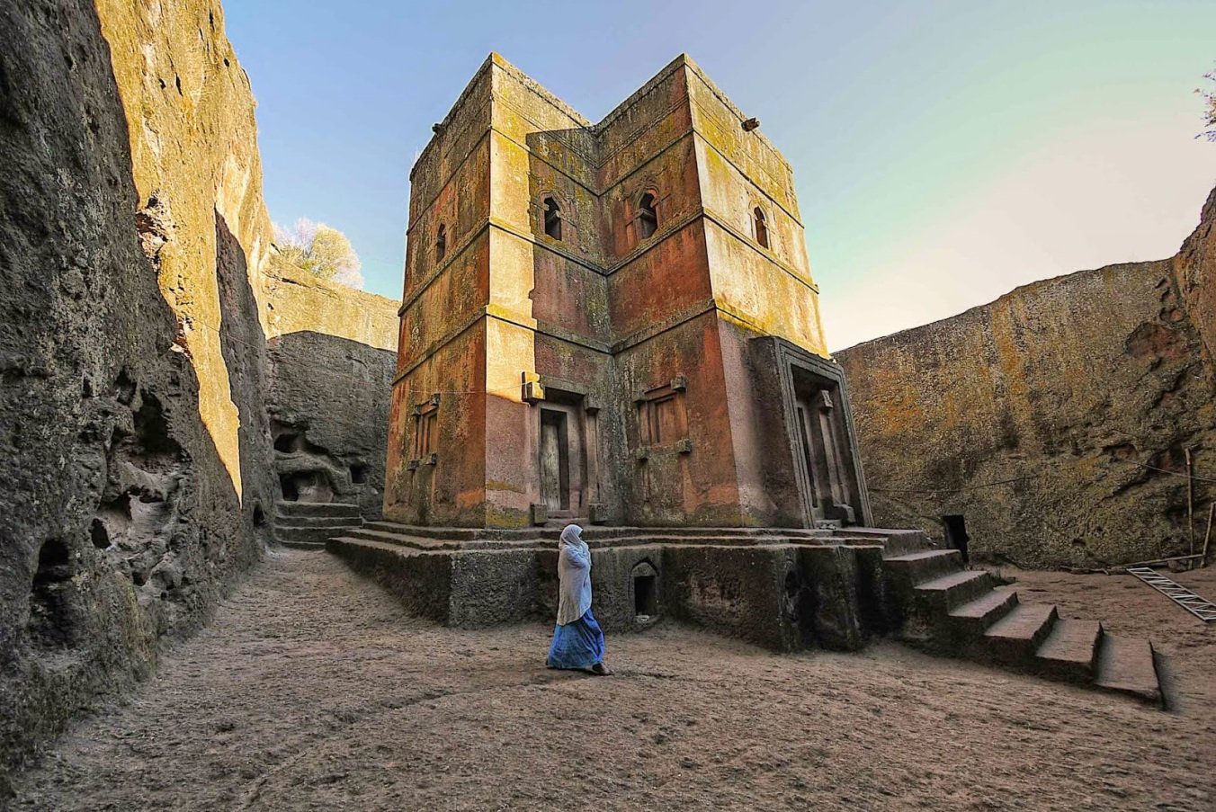 Храм в эфиопии в скале. Церковь Святого Георгия (Лалибэла). Лалибела Эфиопия храм. Скальные церкви Лалибэлы. Эфиопия подземные храмы Лалибелы.