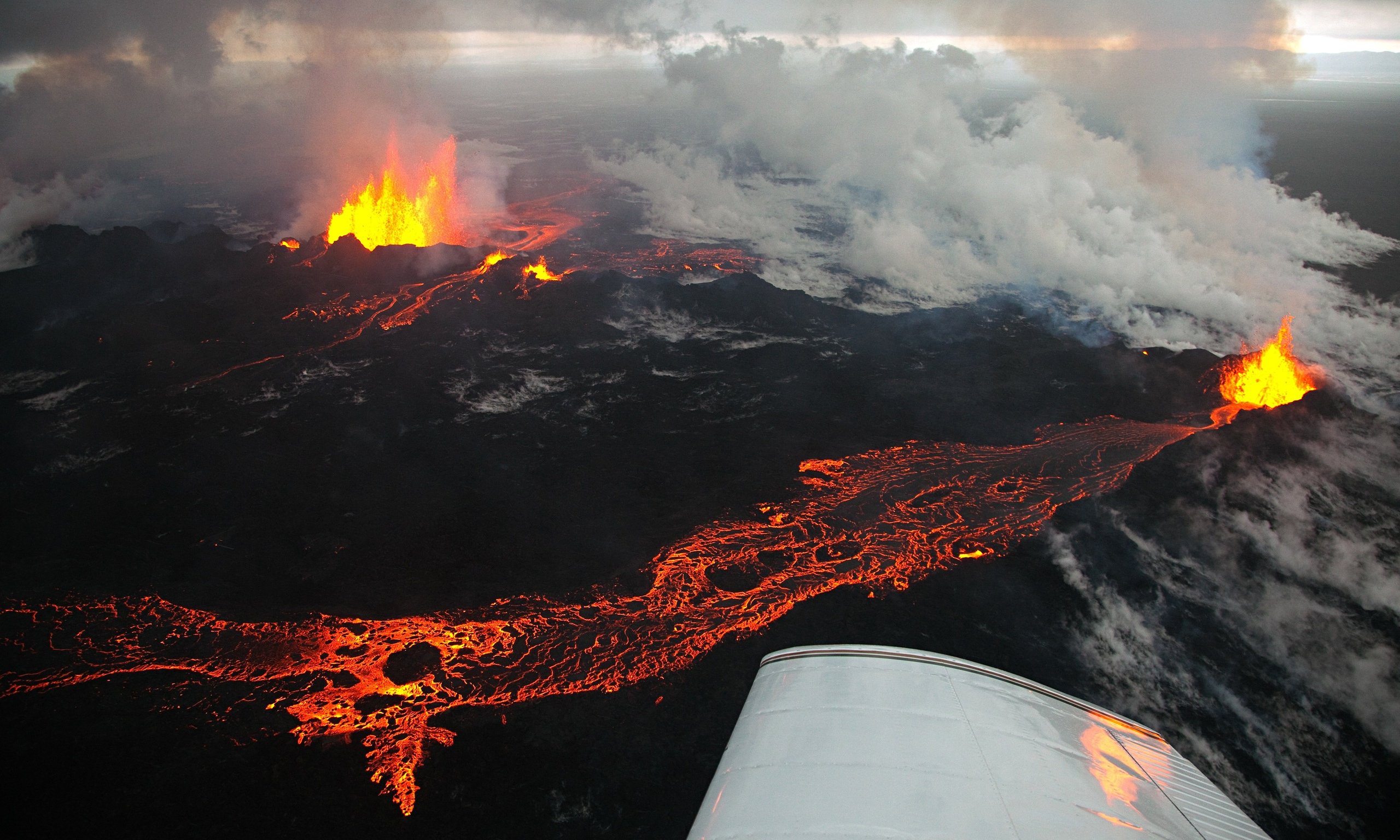Сильные землетрясения вулканы гейзеры наблюдаются. Вулкан Бардарбунга. Извержение вулкана эйяфьядлайёкюдль в Исландии. Извержение вулкана Холухрейн, Исландия. Бардарбунга 2014 год Исландия.