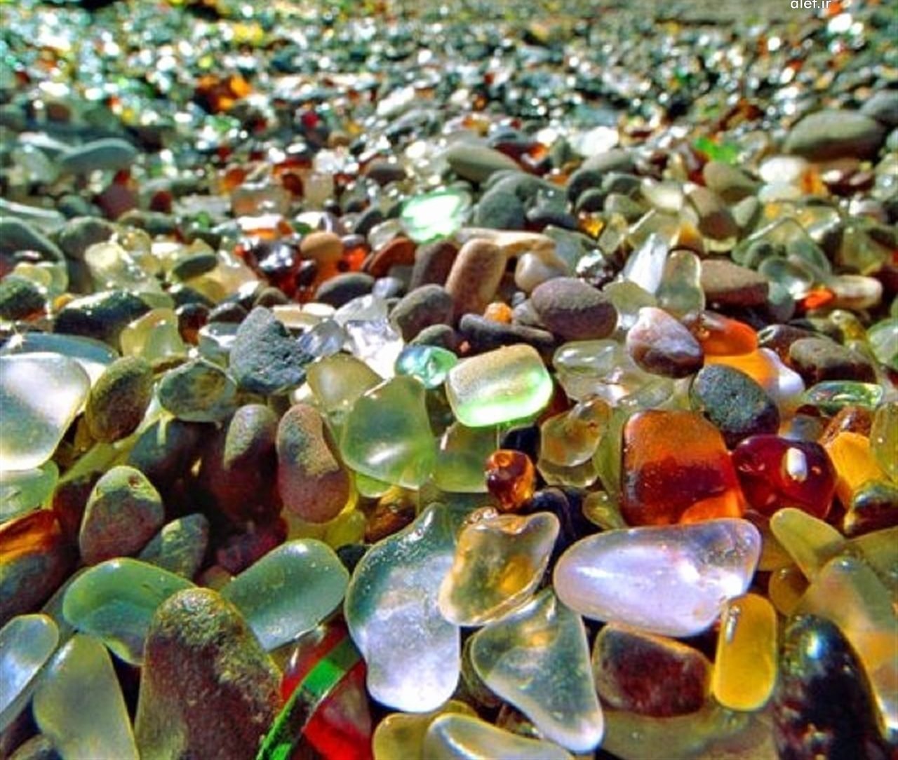 красивые камни на берегу моря