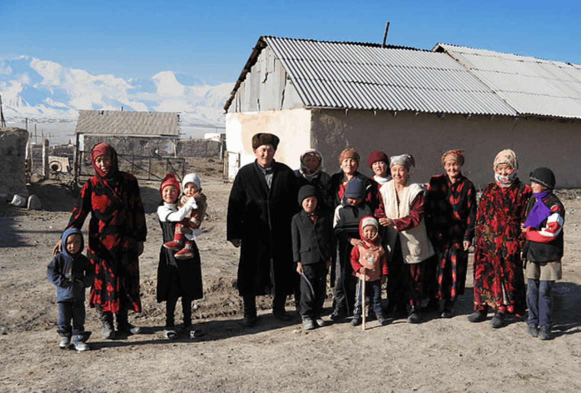 Село в казахстане. Киргизия деревня. Село в Киргизии. Киргизская деревня. Семья Кыргызстан.