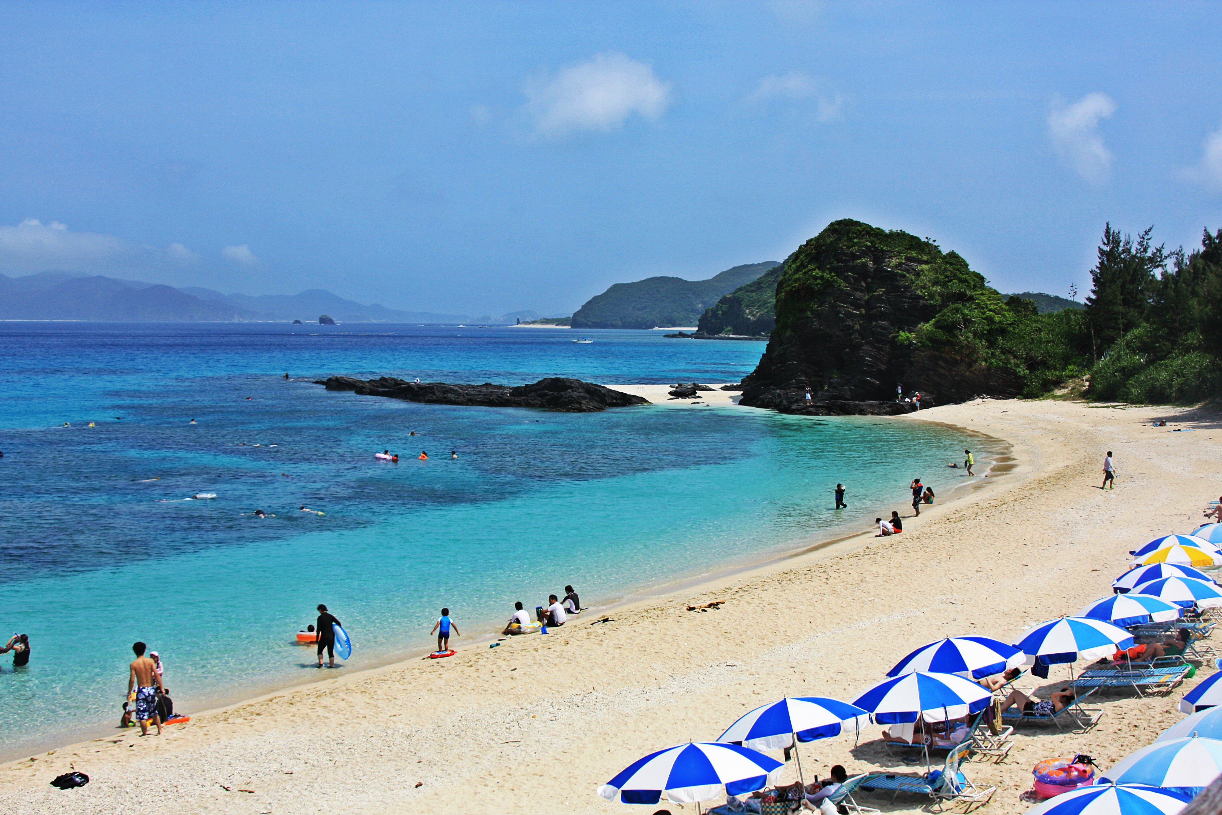 Отдых на японском море. Пляж Окинава Япония. Камакура Япония пляж. Пляжи острова Окинава. Пляжа Эмеральд Окинава.