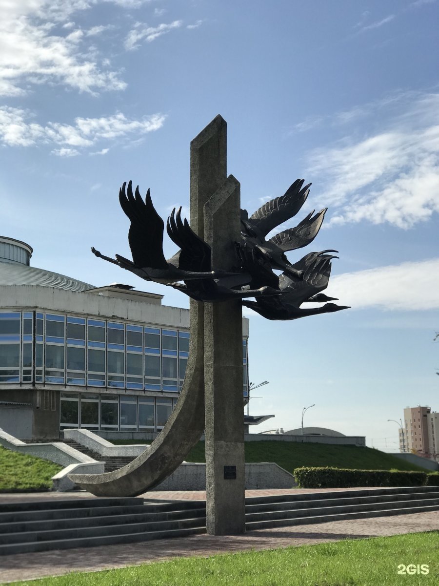 Памятник журавли в японии