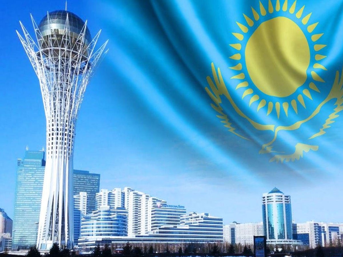 Флаг Казахстана на фоне гор