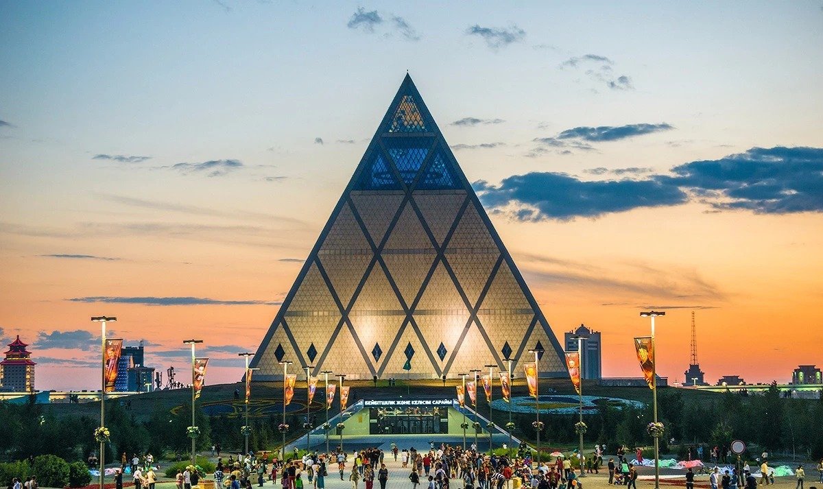 Парень с флагом Казахстана