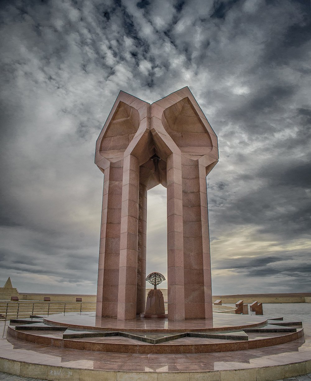 Архитектурные памятники казахстана. Коркыт Ата мавзолей. Мемориал Коркыт Ата. Коркыт Ата памятник. Коркыт Ата мечеть.