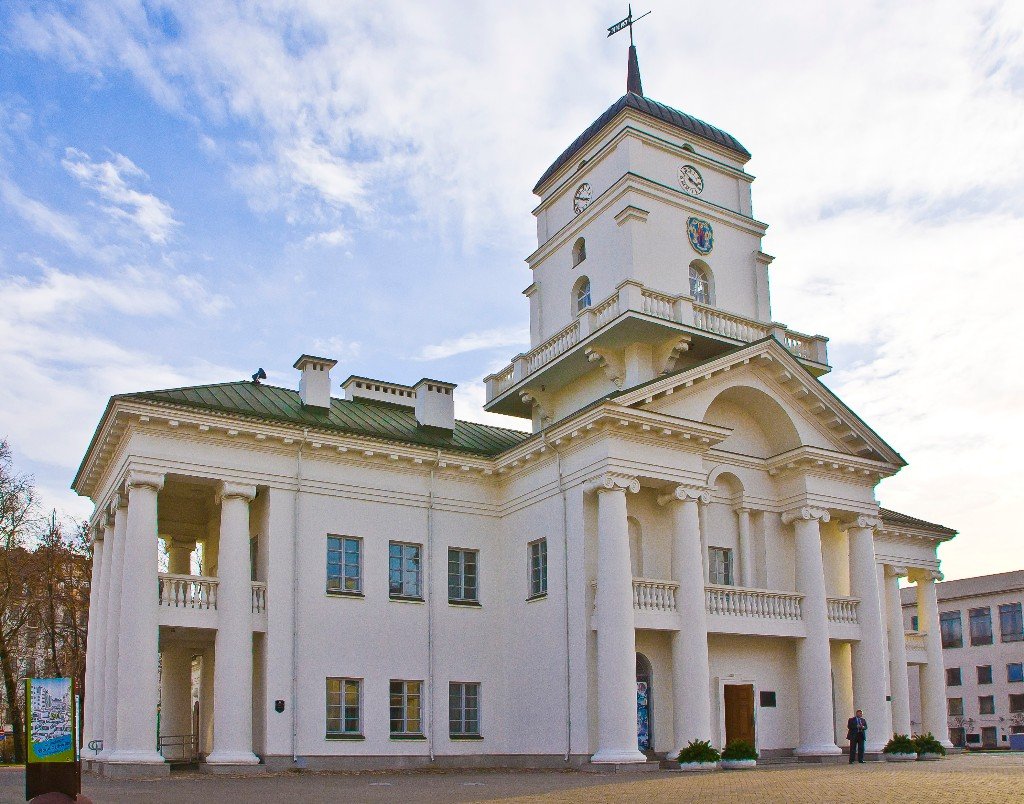 Сайт архитектуры рб. Минская городская ратуша Минск. Минск площадь свободы, ратуша. Минск площадь свободы 2а Минская городская ратуша. Памятник у ратуши Минска.