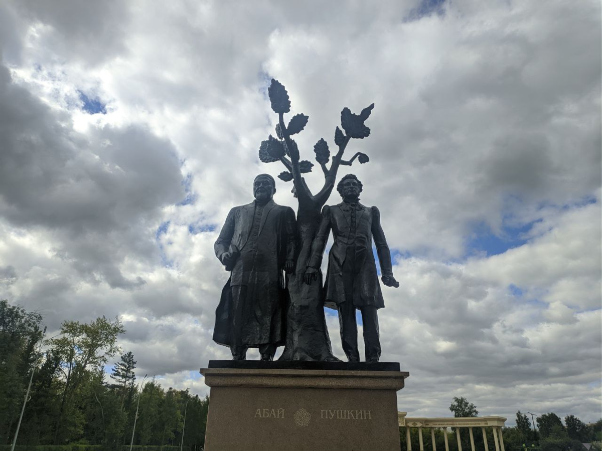 Памятник Абая и Пушкина в Петропавловске. Петропавловск Абай Пушкин. Памятники в Петропавловске Казахстан. Памятник Пушкину в Алматы.