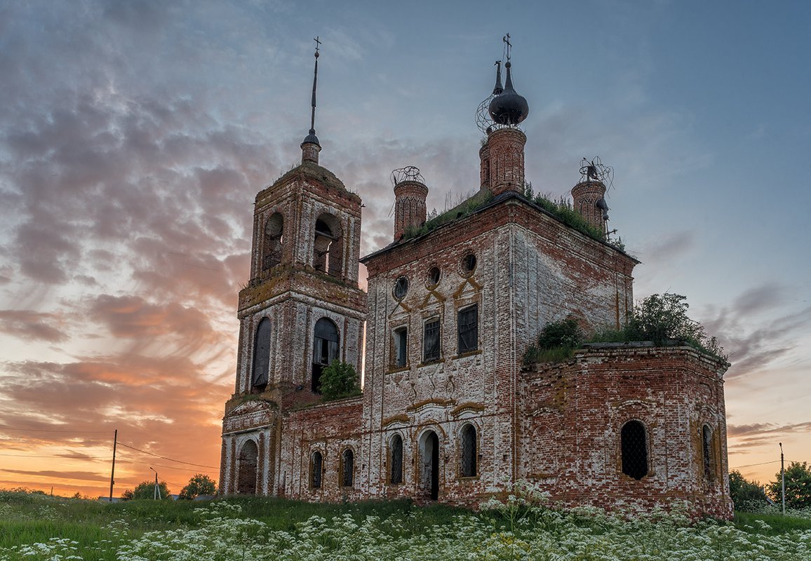 Фото разрушенных церквей. Церковь в селе Кибол. Полуразрушенные церкви России. Заброшенные храмы России. Заброшенный храм в селе Тормасов.