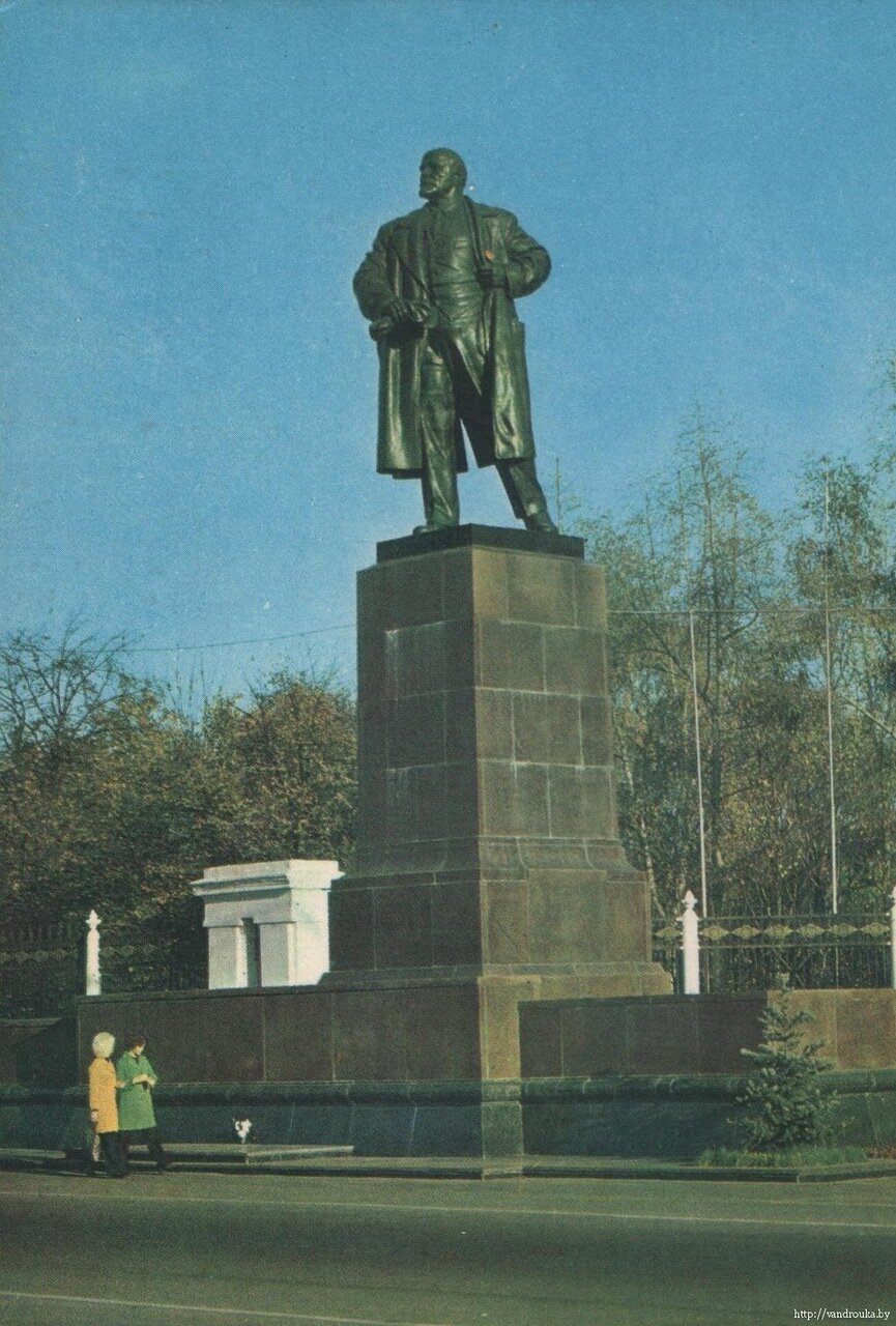 Памятник Ленину у Минского тракторного завода