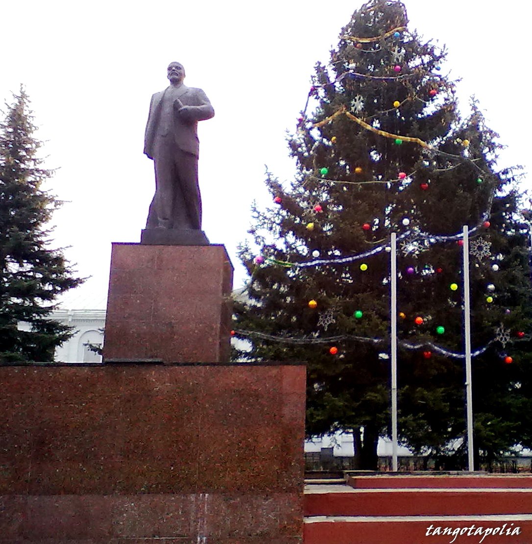 Голуби на памятнике Ленину