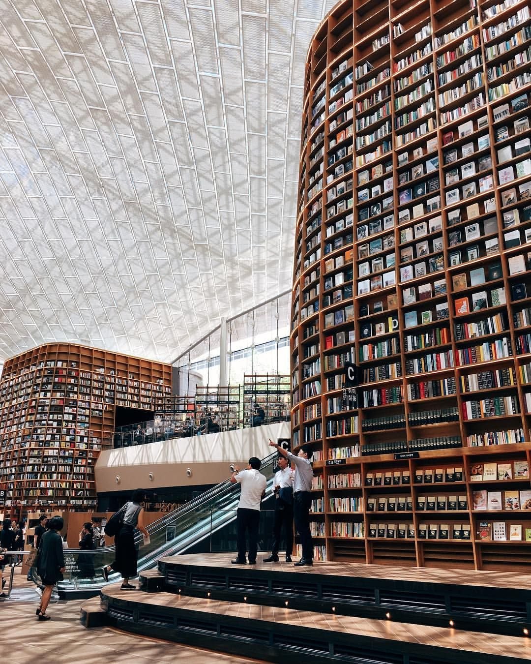 Большая библиотека. Библиотека Starfield Library. Южная Корея. COEX Южная Корея библиотека. Библиотека в COEX Сеул. Национальная библиотека Кореи.