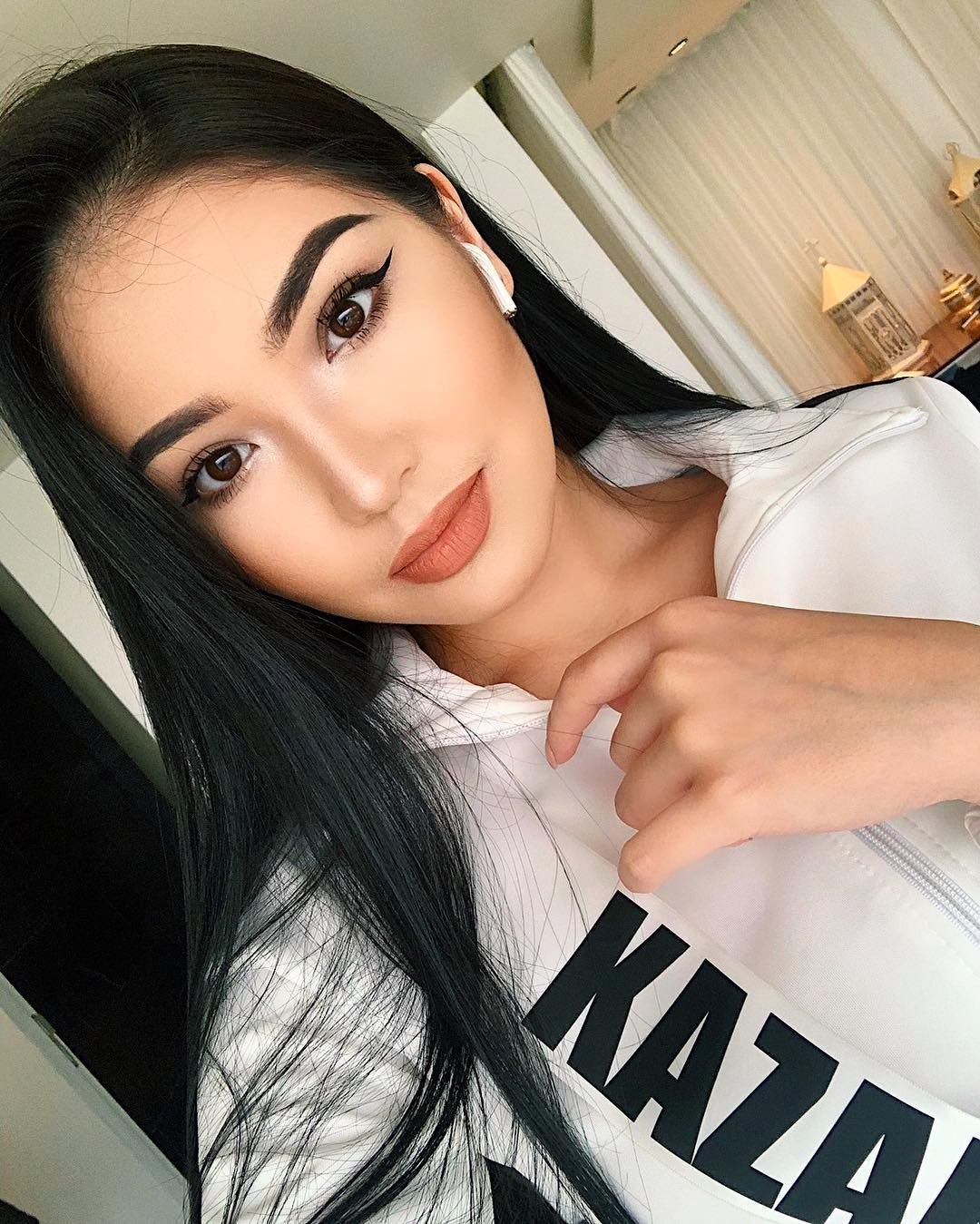 Инстаграм казахстан. Красивые девушки Казахстана Инстаграм. Yasminlovex Kazakh. Beautiful Kazakh girl. MAMBET girls Kazakhstan.