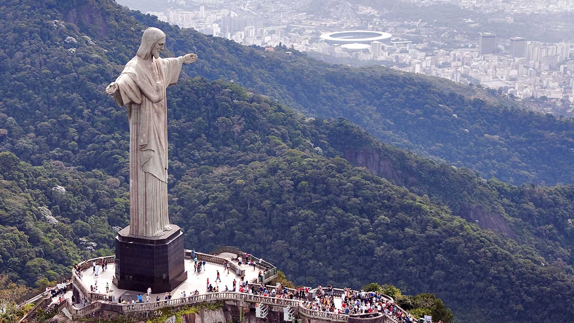 Rio take. Статуя Христа-Искупителя Бразилия. Христос Искупитель Рио де Жанейро. Бразилия гора Корковадо. Гора Корковадо статуя Христа.