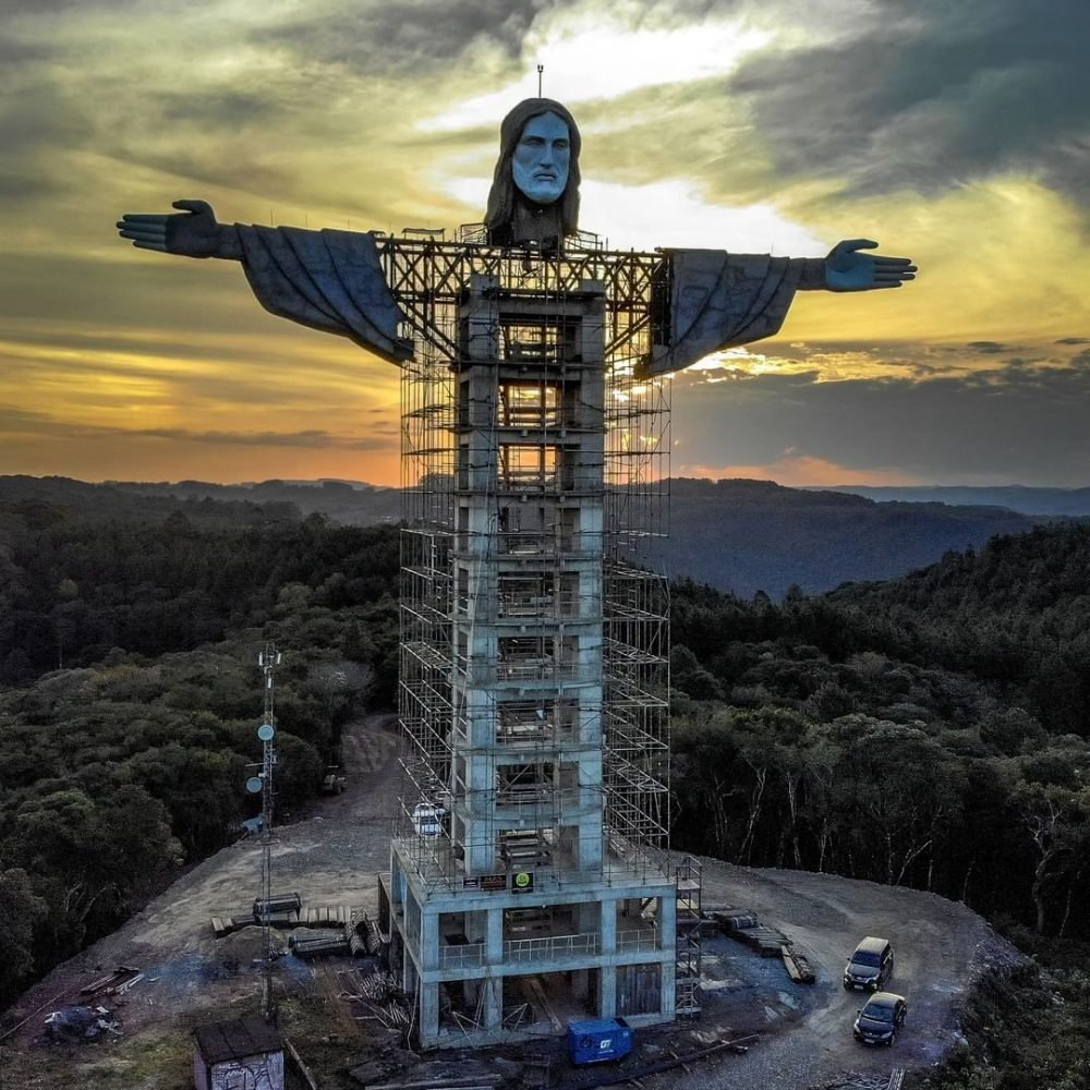 Большая статуя иисуса в бразилии