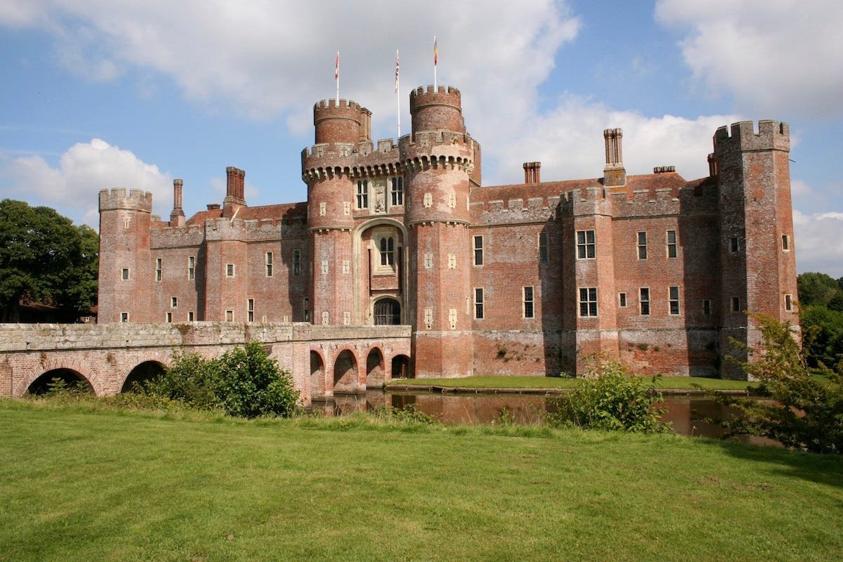 Castle summer. Великобритания. Замок хёрстмонсо. Великобритания замок хёрстмонсо внутри. Гринвич замок Англия. Блэйзский замок Англия.