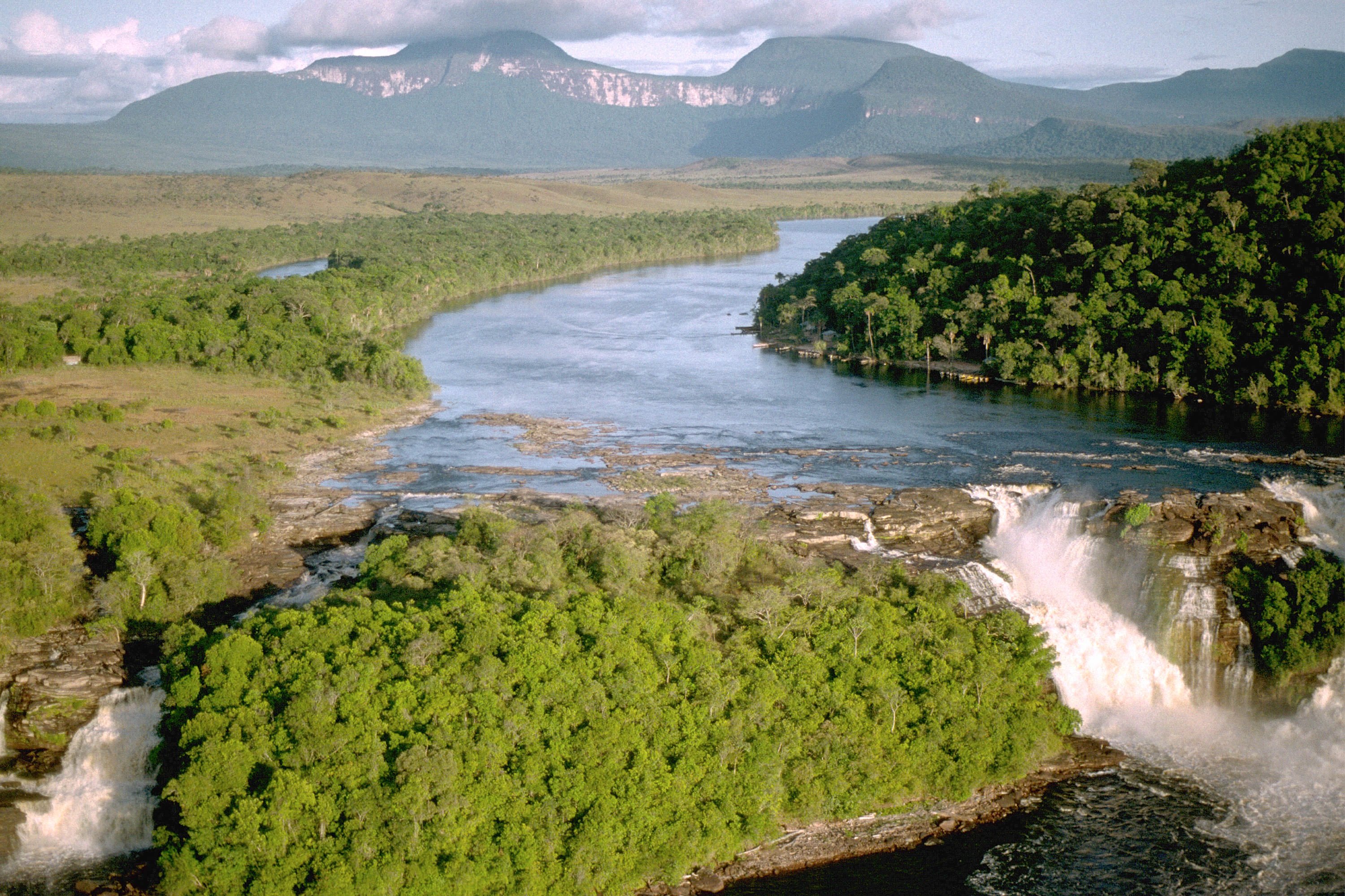 Реки и озера венесуэлы. Лагуна Канайма. Национальный парк Канайма. Канайма Венесуэла. Парк Канайма в Венесуэле.