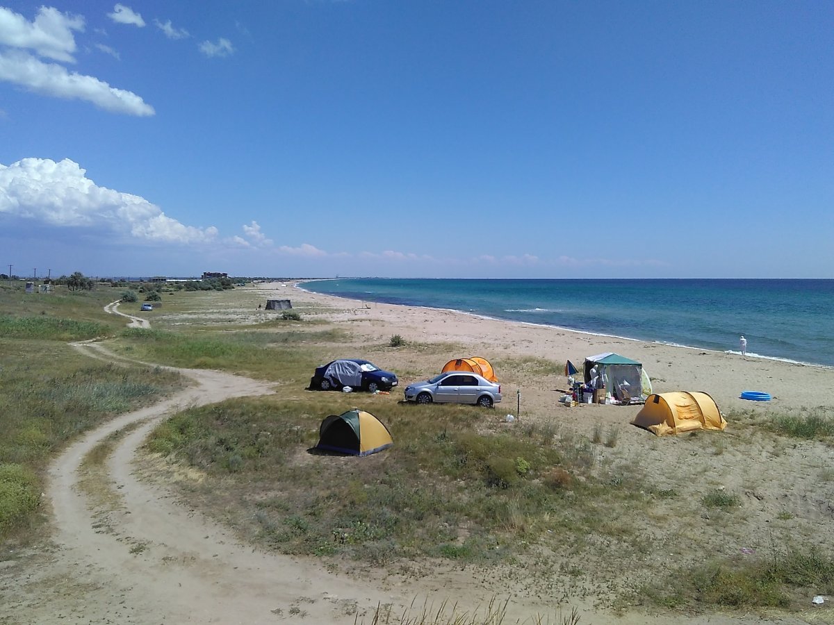 Палатки на берегу моря крым. Коса Беляус кемпинг. Автокемпинг Беляус Крым. Автокемпинги в Крыму коса Беляус. Морское автокемпинг Крым 2022.