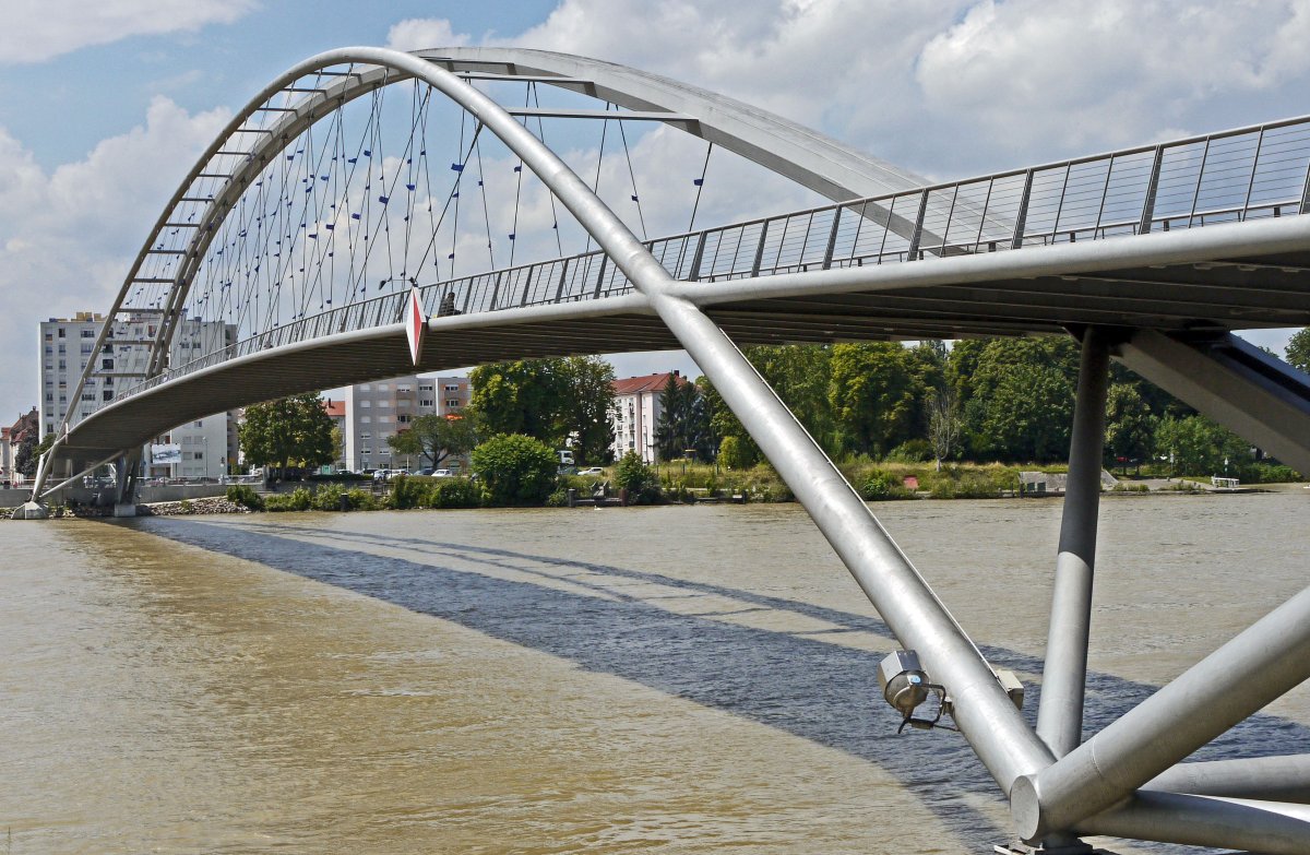Пешеходный мост через реку сочи