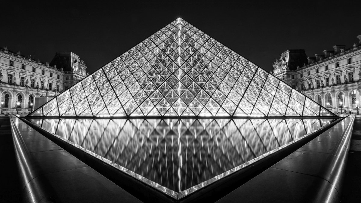 Пирамида лувра в париже