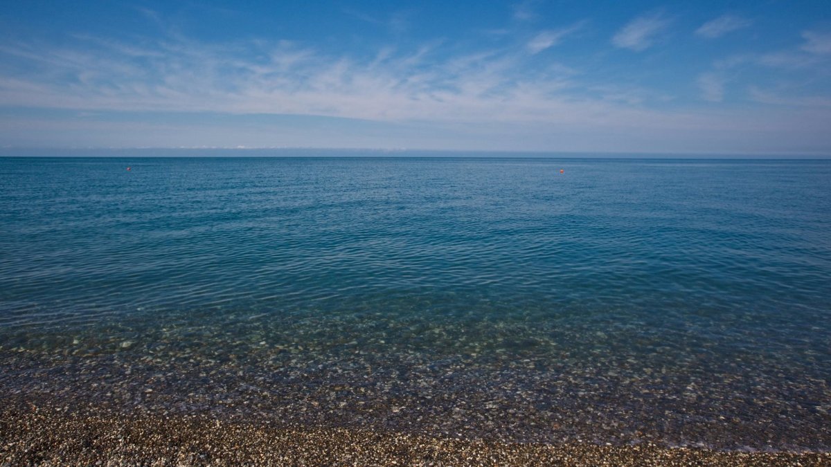 Вода в море сочи октябрь. Сочи Адлер море. Черное море Сочи. Адлер море горы. Сочи вид на море.