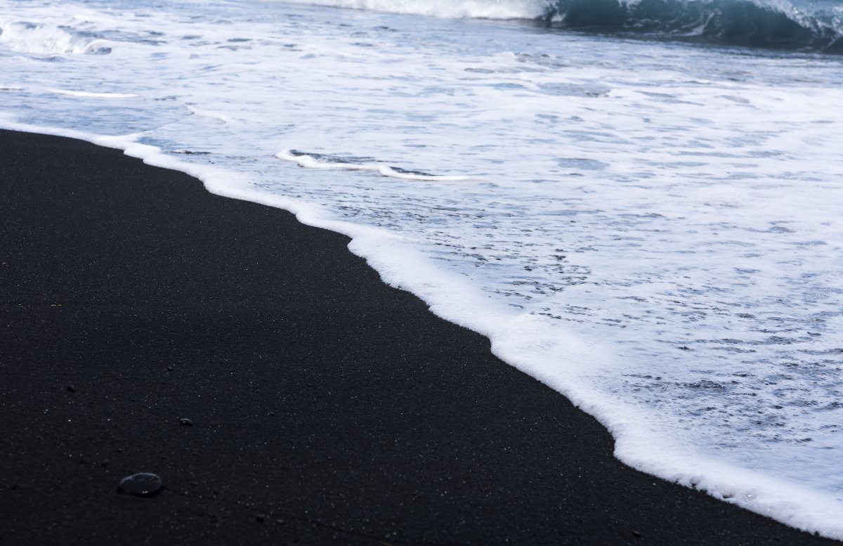 Пляж с черным песком сочи
