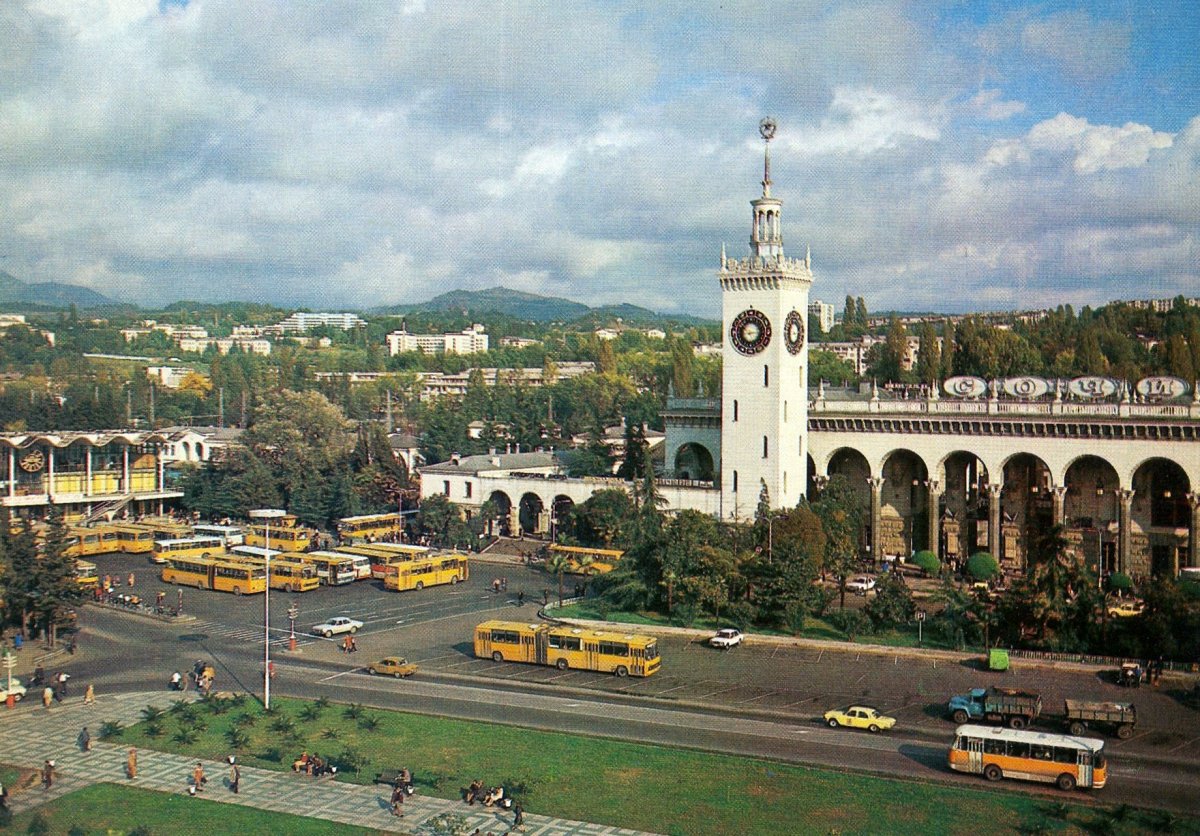 Сочинский вокзал в 1980