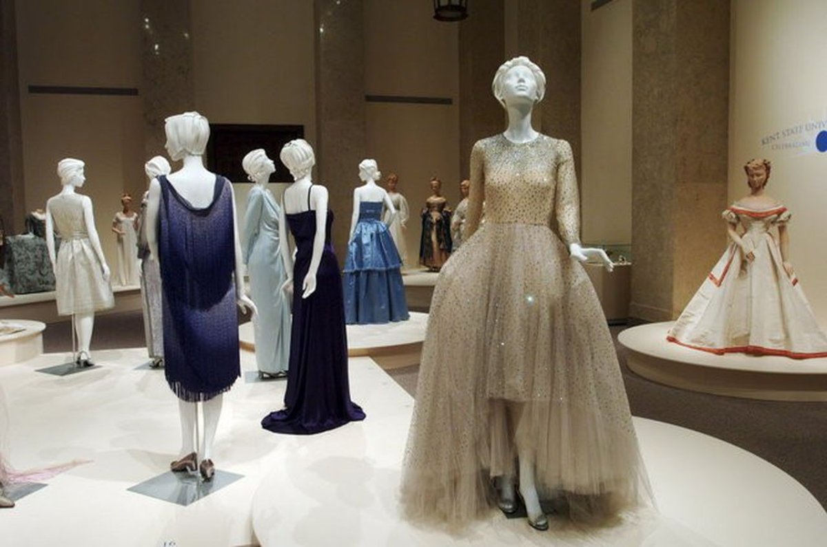 Fashion museum. Музей Гальера Париж. Музей моды в Париже. Выставка музей мода Кутюр платья СПБ. Парижский музей моды.