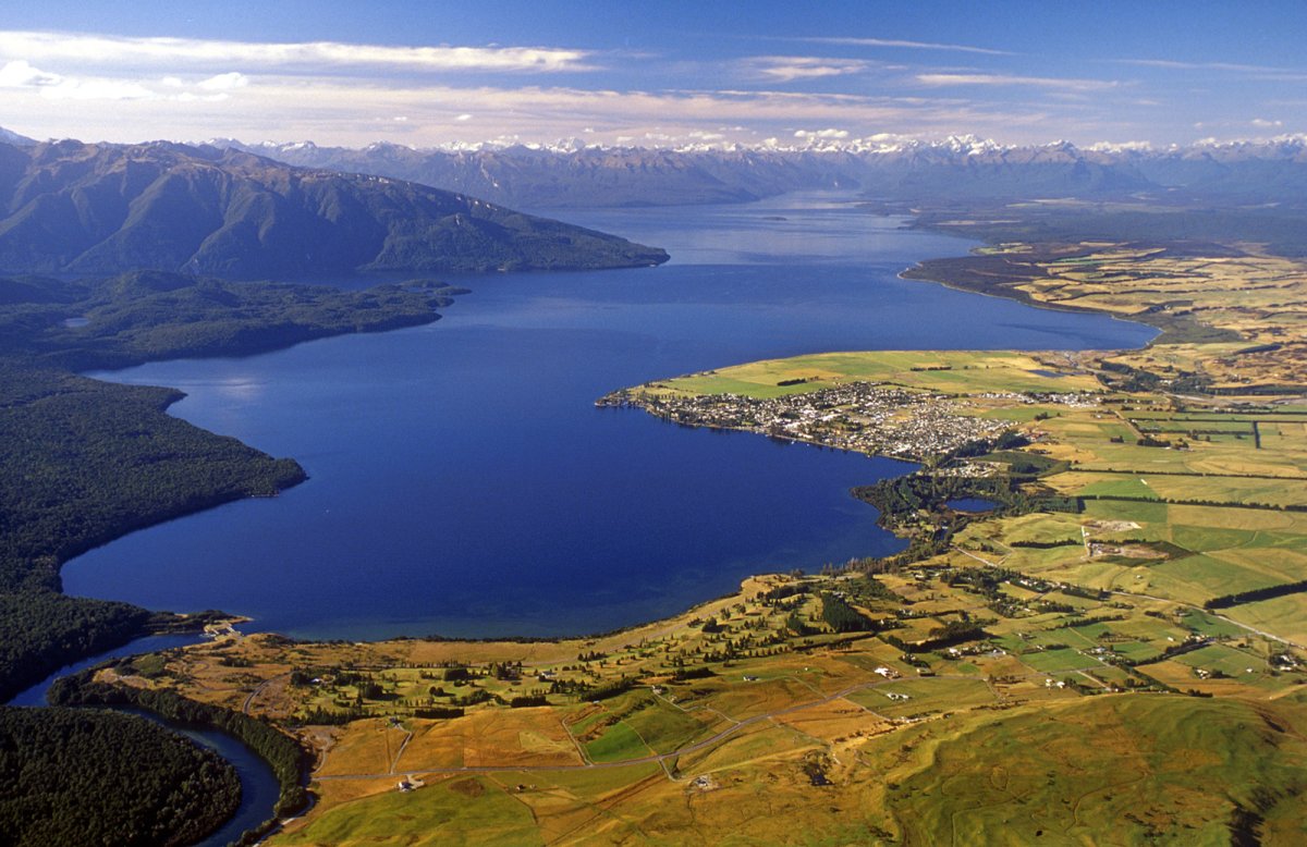 Озера южных островов. Озеро те анау новая Зеландия. Те-анау (озеро). Город анау. Озеро Окленд.