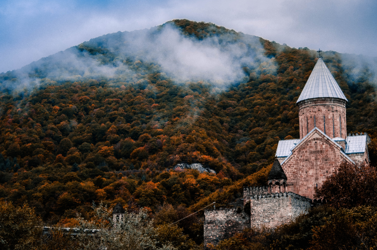 Грузия горы осенью с человеком