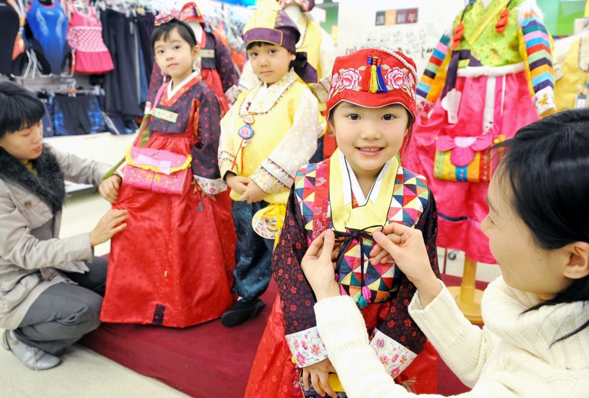 Соллаль праздник в Южной Корее. Соллаль корейский новый год в Южной Корее. Соллаль в Корее фестивали. Ханбок Соллаль.