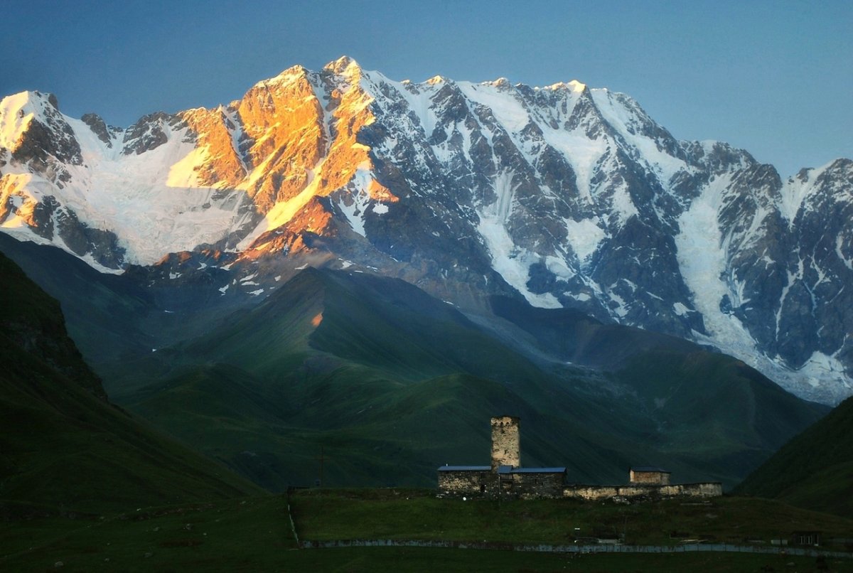 Гора Шхара Грузия