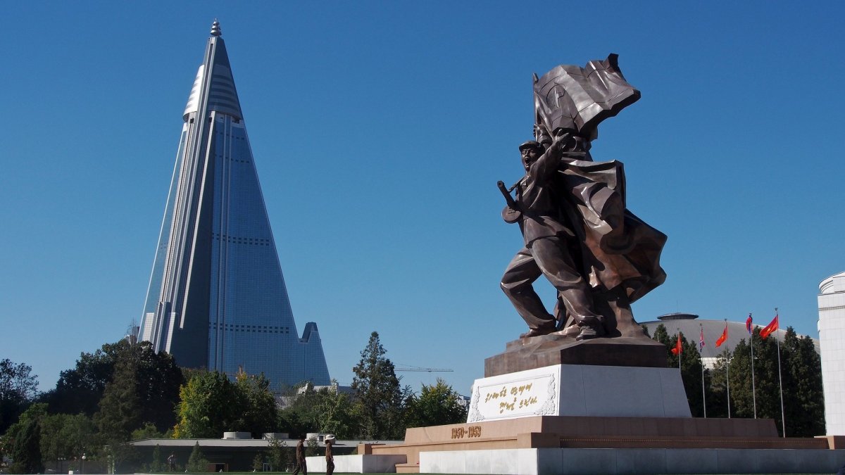 Памятники северная корея