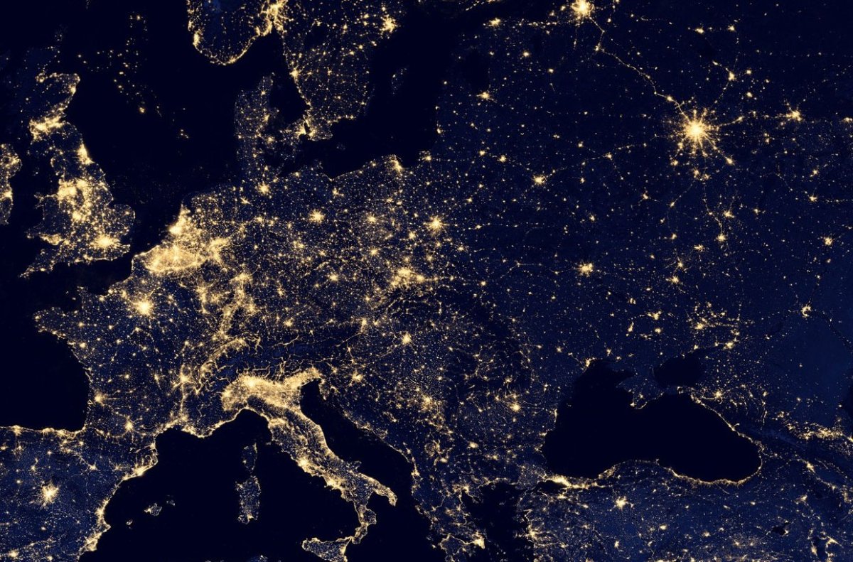 Окр мир ночью. Карта России ночью со спутника. Ночной снимок России из космоса. Ночная карта Европы со спутника. Европа из космоса ночью.