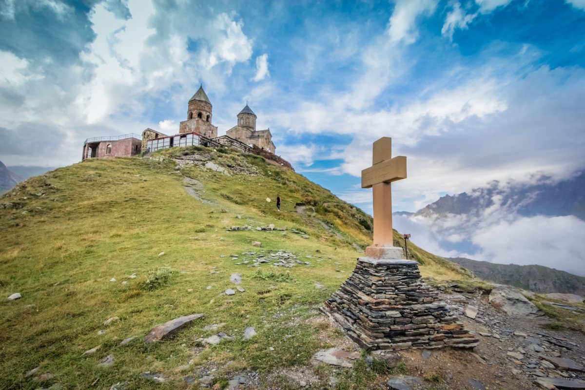 Грузия маленький храм в горах