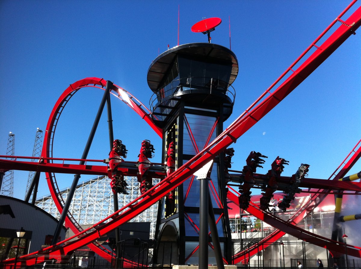 В основе принципа американских горок. Six Flags great Adventure Amusement Park. Горсад в Тюмени американские горки. Джон Тейлор американские горки. Новомосковск американские горки.