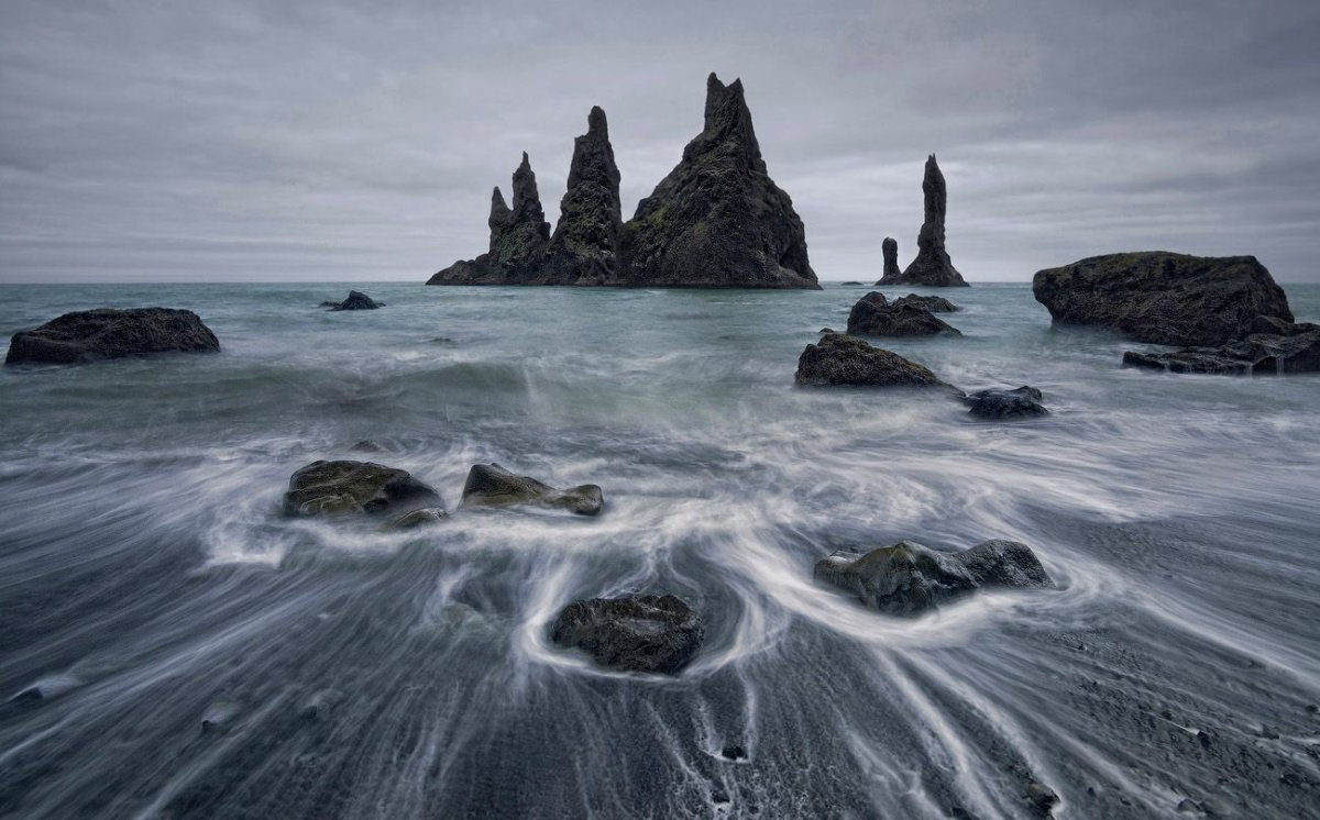 Черные скалы исландия