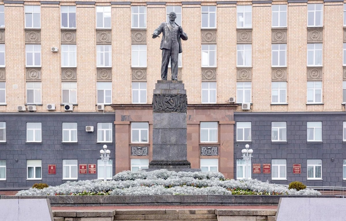 Разукрашенный бюст Ленина