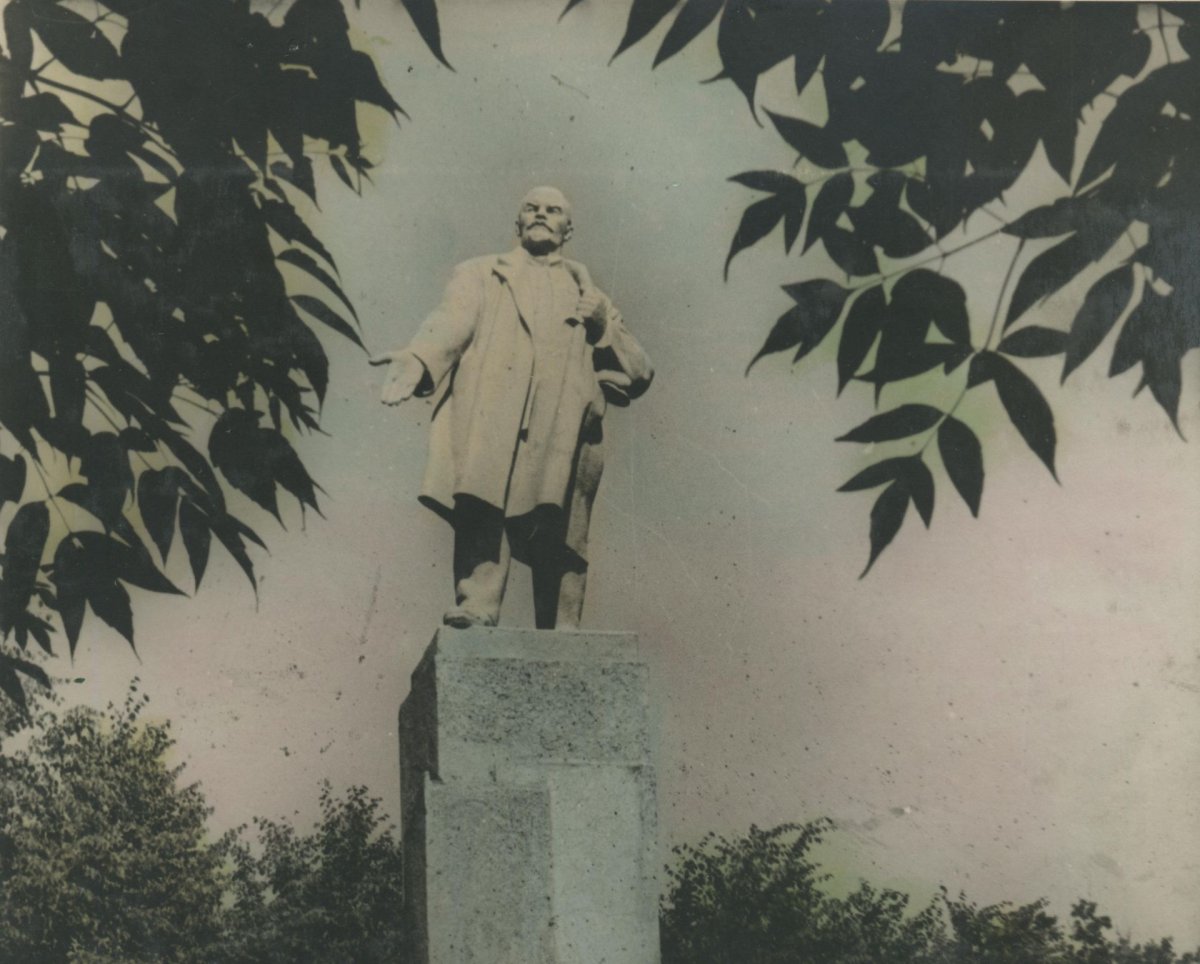 Смешные памятники Ленину