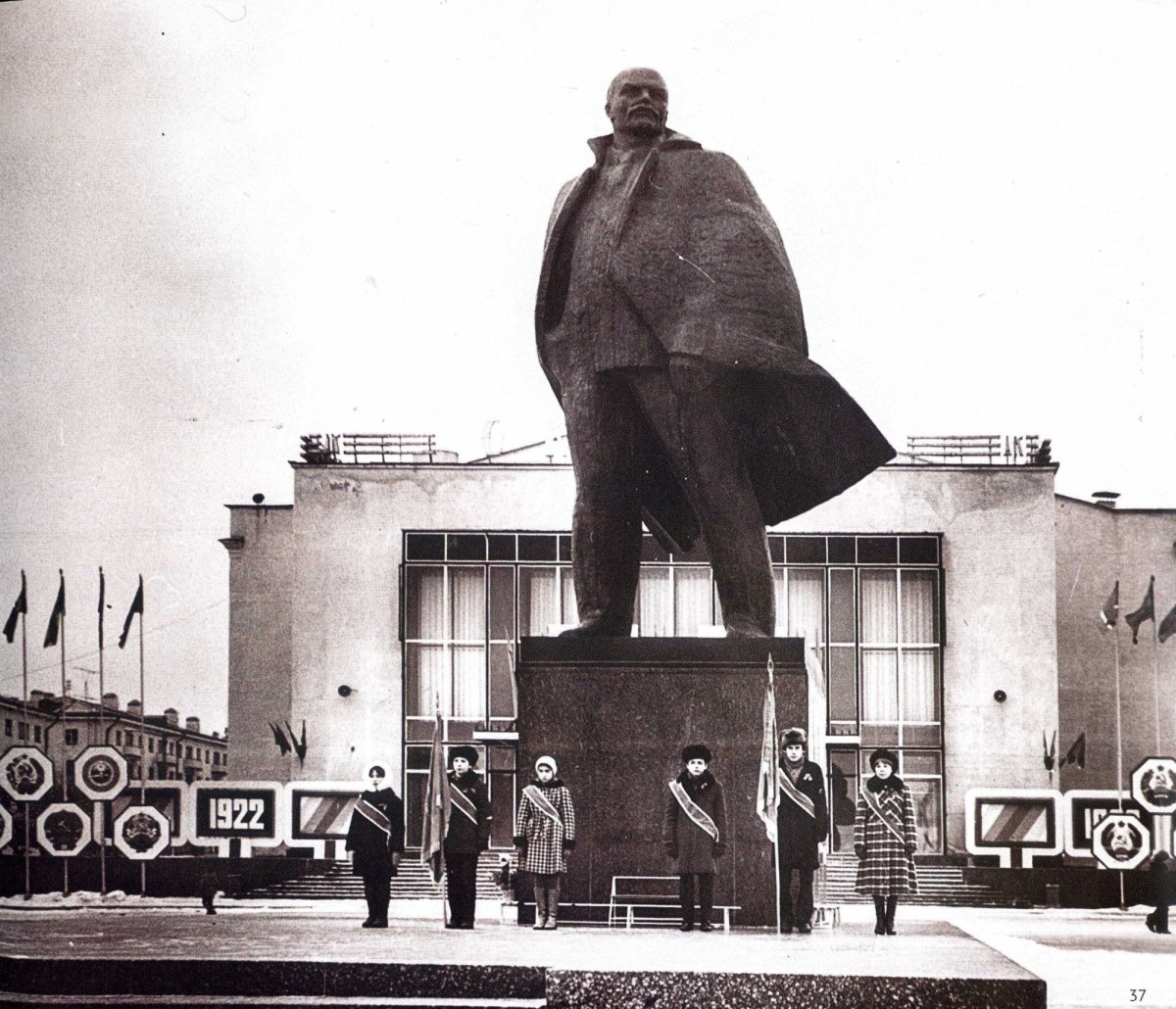 Сносят памятник Сталину
