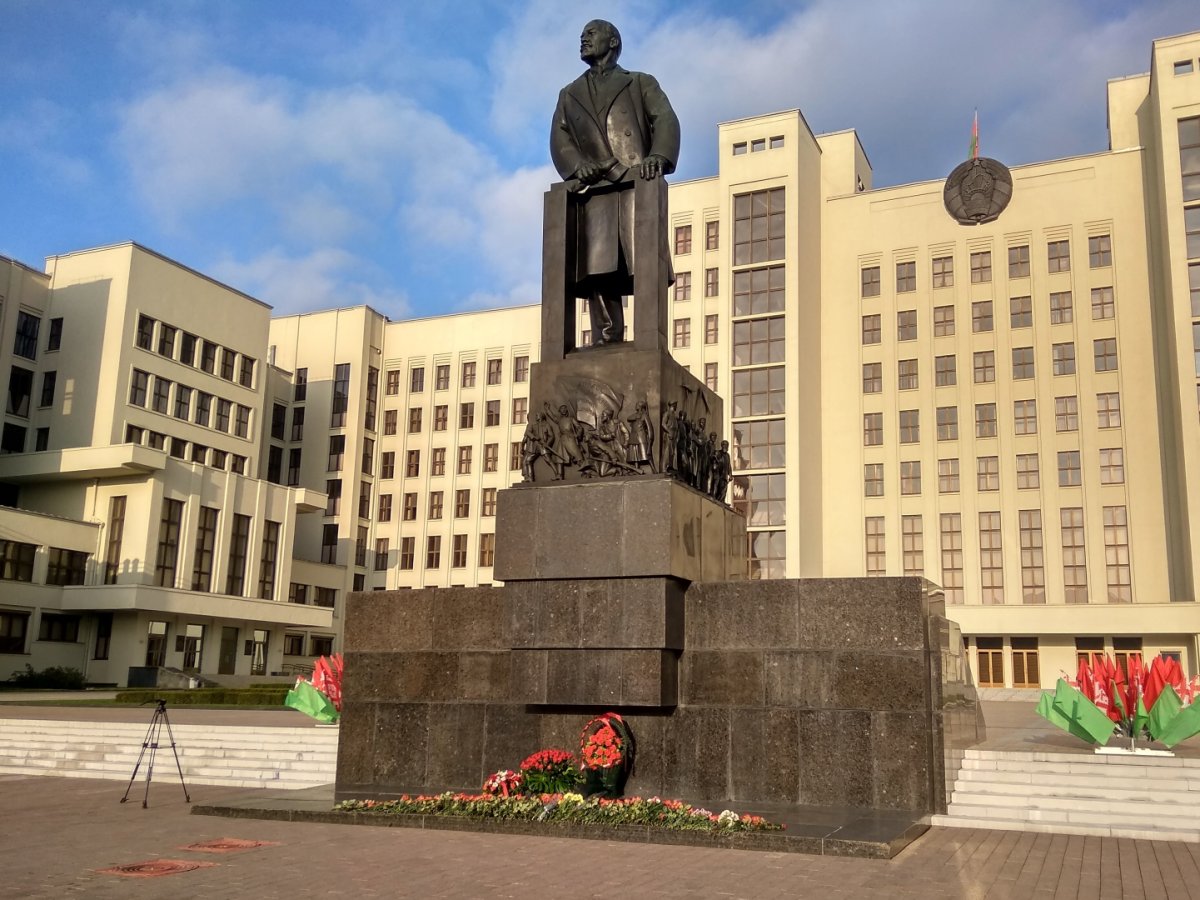 Памятник Ленину в г Абакан дом правительства