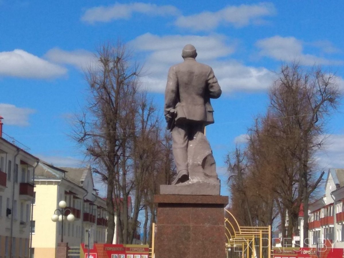 Ленин памятник облили краской