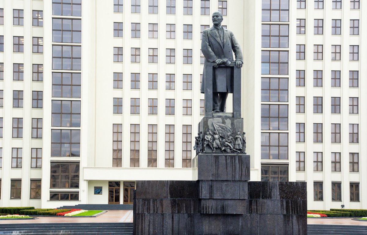 Ленин на площади революции Челябинск