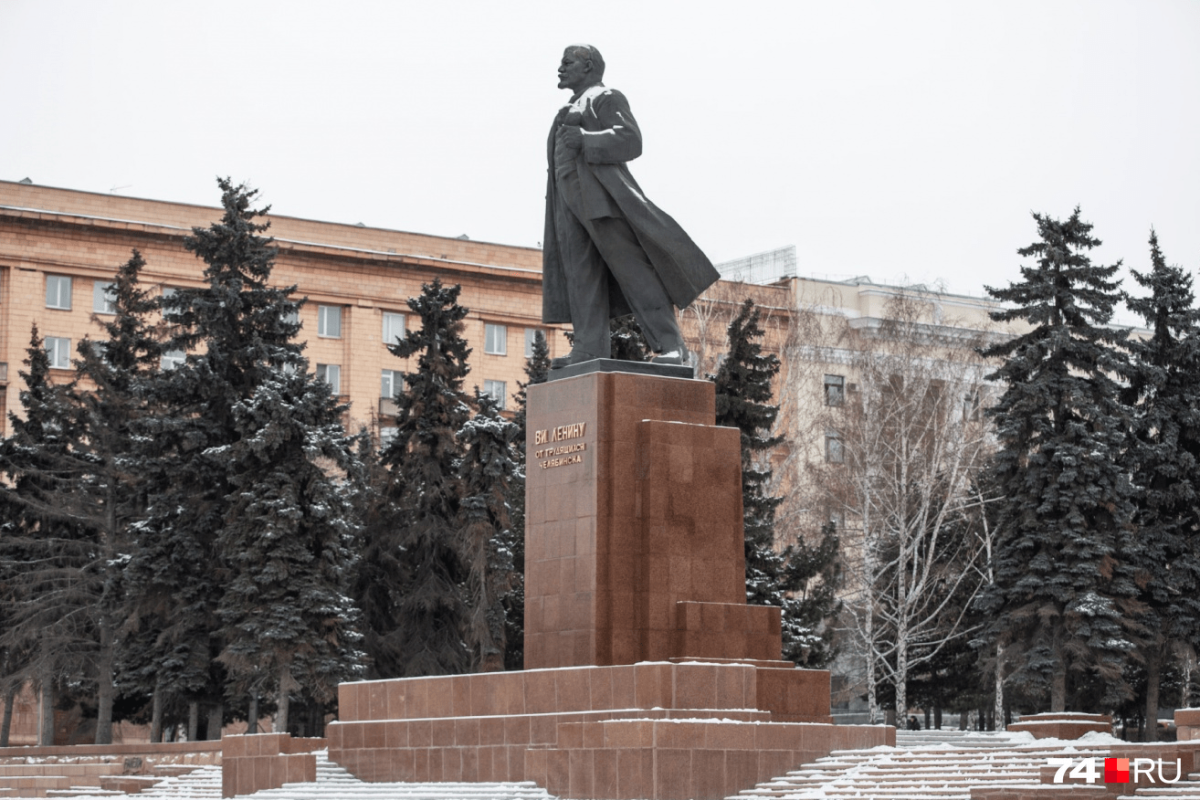 Бронзовая статуя Ленина
