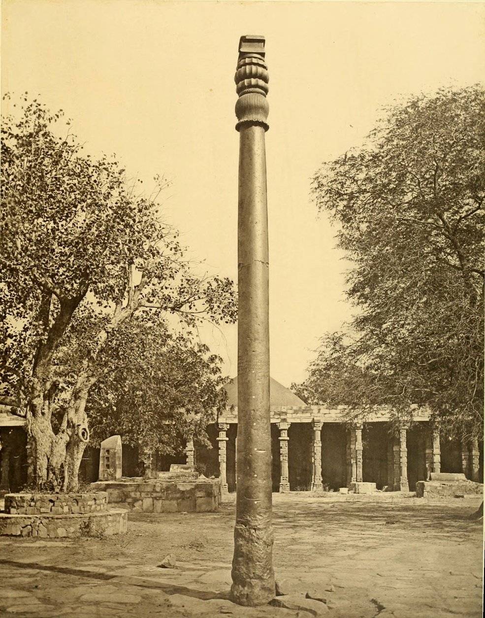 Отлитую как говорят из чистого железа. Железная колонна в Дели (Индия),. Колонна Чандрагупты, Индия. Железная колонна Чандрагупты. Кутубская колонна в Дели.