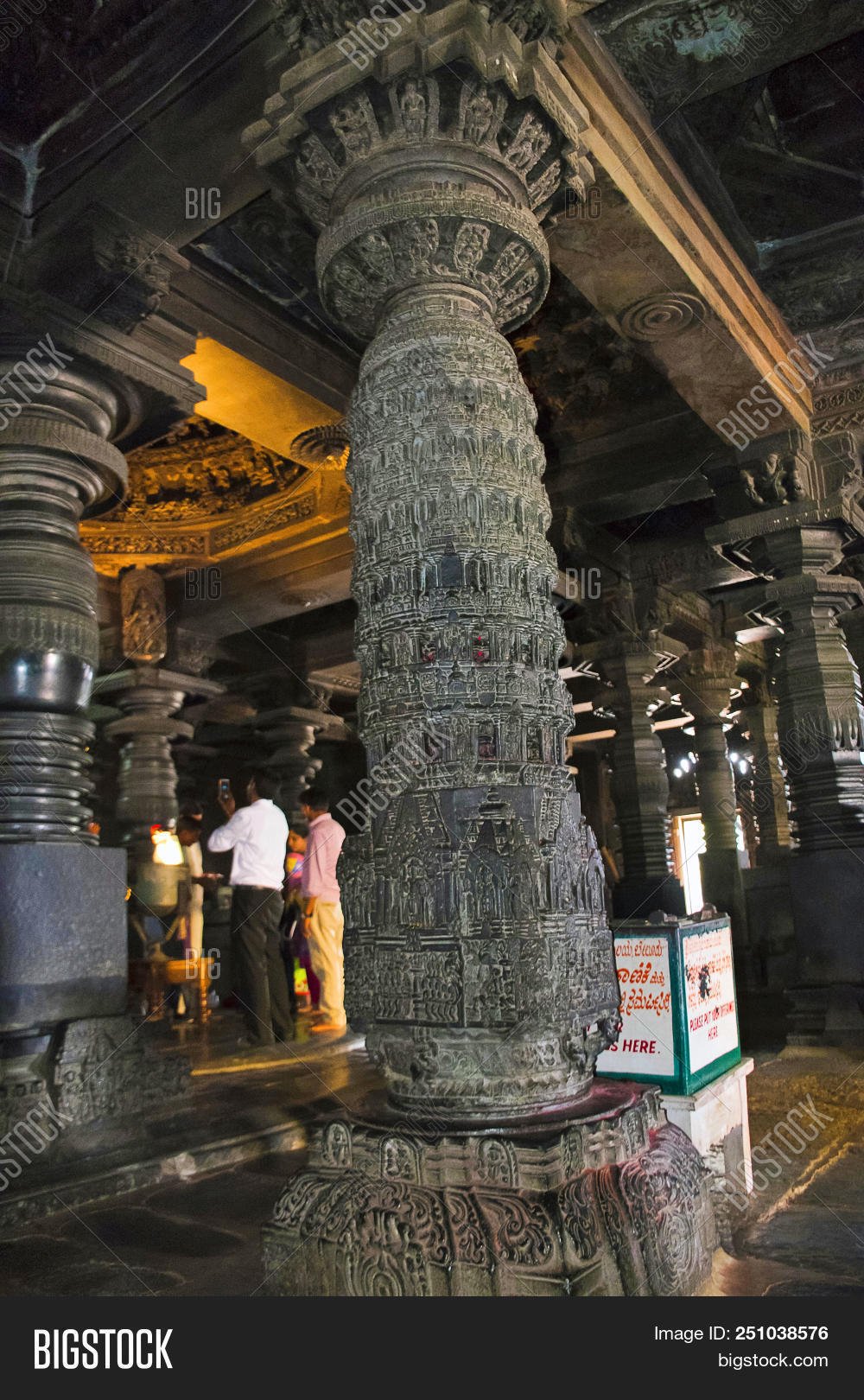 Колонна в храме, Карнатака, Индия