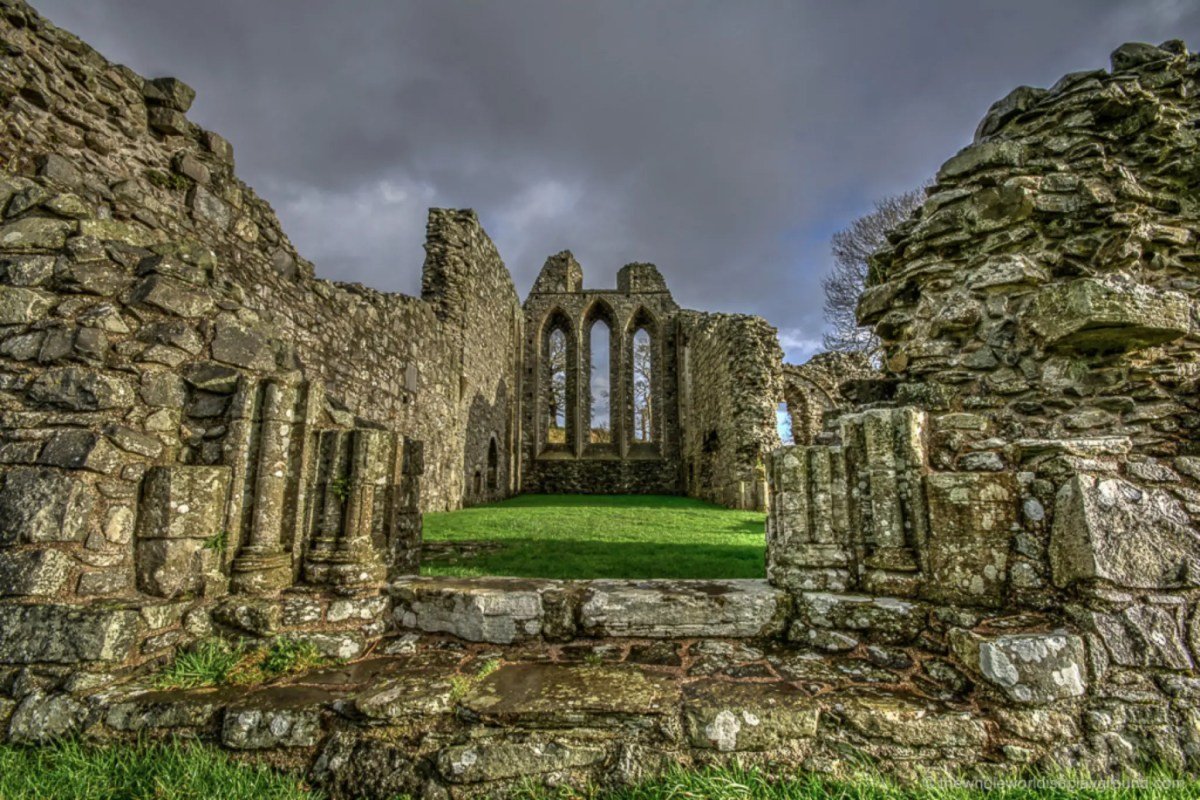 North ireland. Ирландия руины. Ирландия Лаут. Ирландия Дублин природа. Джоунстонский дворец Ирландия.