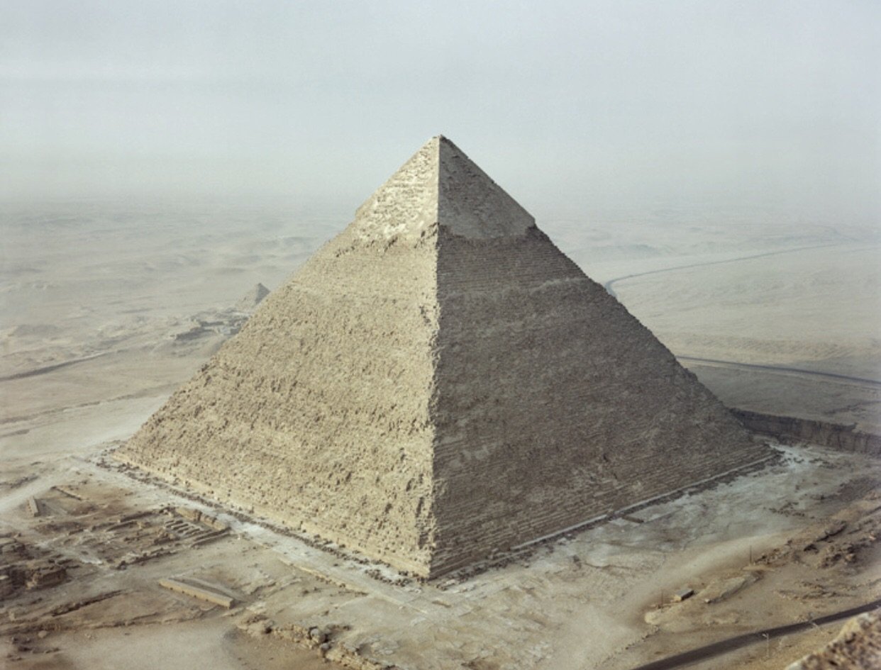 Что представляют собой египетские пирамиды. Пирамида Анубиса в Египте. Трехгранная пирамида в Египте. Трехгранная пирамида в Египте Анубиса. Каир пирамиды.