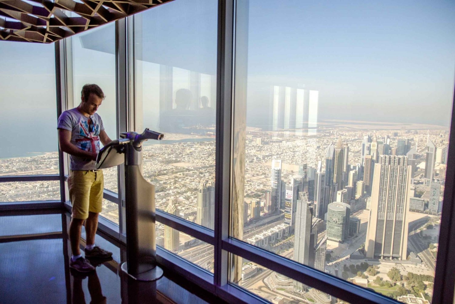 Сколько подниматься на бурдж халифа. Смотровая площадка Бурдж Халифа 124 этаж. Дубай Бурдж Халифа смотровая площадка. Бурдж Халифа 148 этаж. Бурдж Халифа 124 этаж высота.